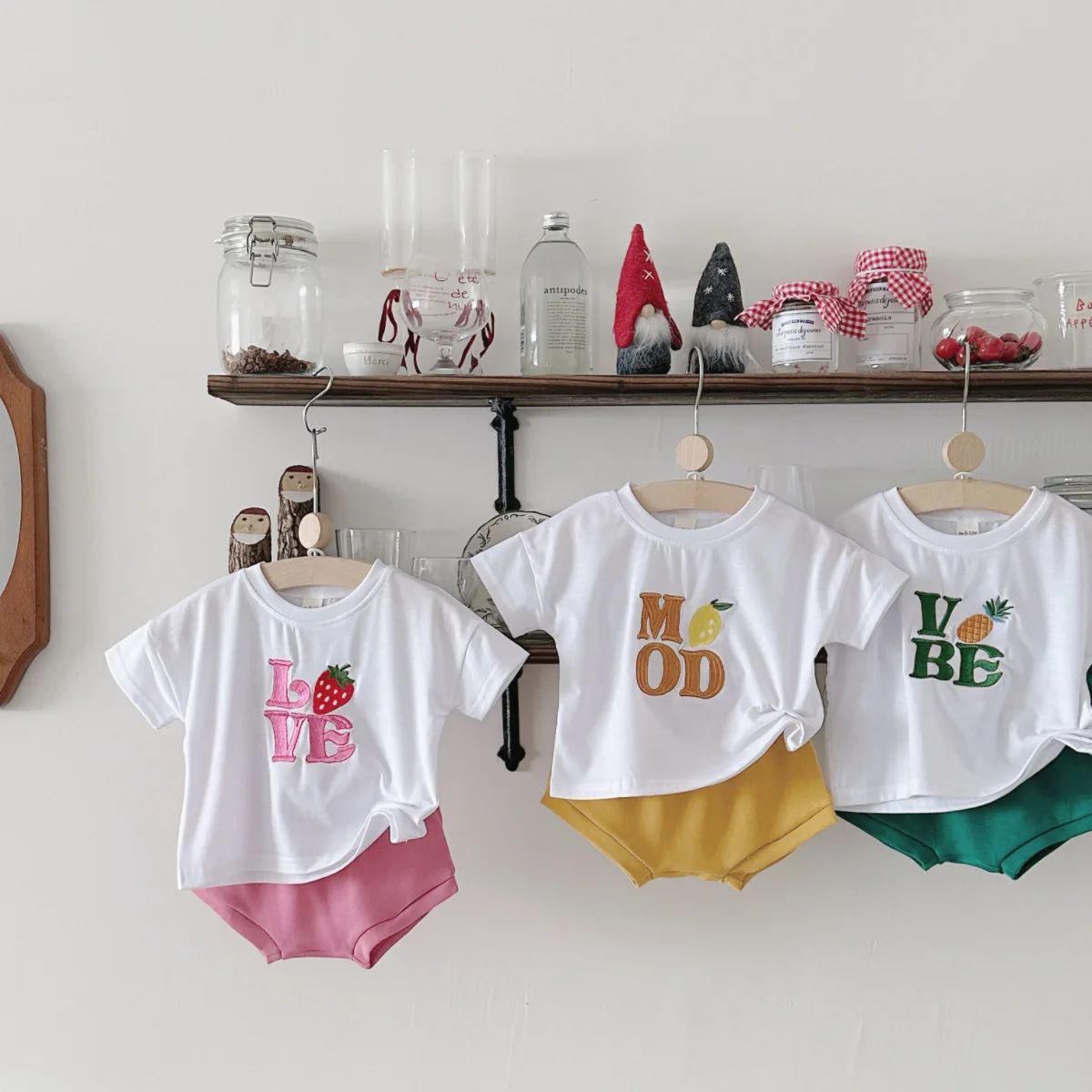 

Комплект одежды для новорожденных мальчиков и девочек, 2 шт./компл., повседневная футболка с короткими рукавами и вышивкой фруктов и букв + шорты-треугольники, детский костюм