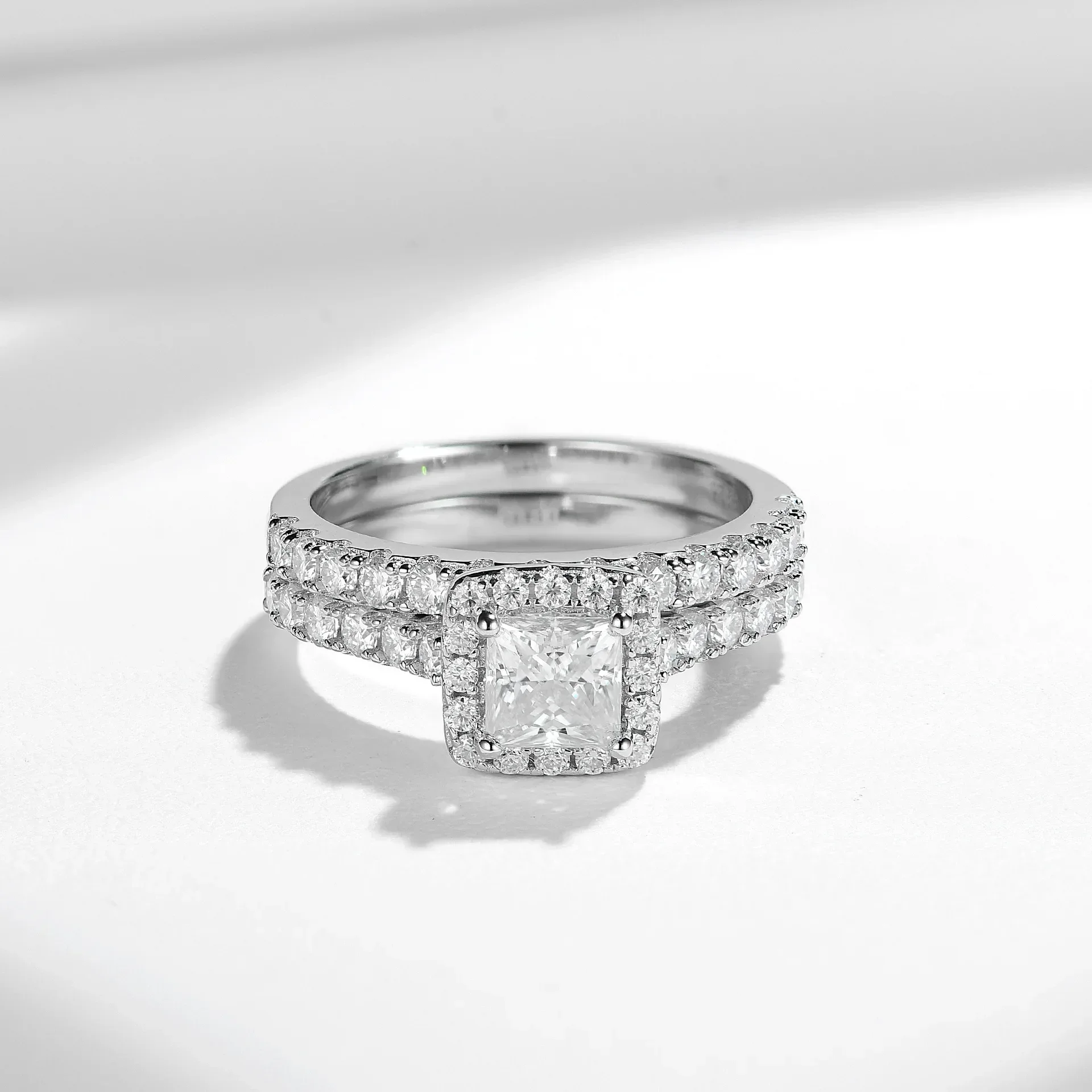 

Pretty Beauty Stackable Moissanite Wedding Band for Women S925 Silver 0.8ct Princess Cut Diamond Engagement Ring Fine Jewelry