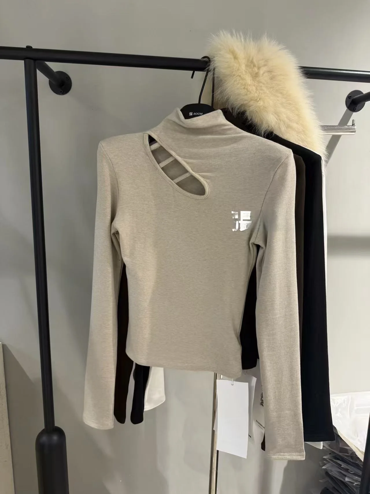 Winter 2025 Women's Slim Fit Long Sve T-irt Korean Sle Design Hollow out Fce Lined Padded oulder ort Length Ver...