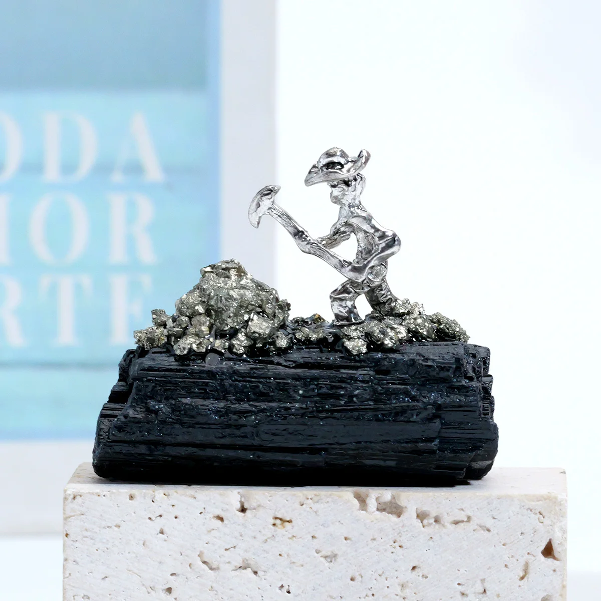1 pièce Figurine décorative en tourmaline noire naturelle, cristal brut avec pierre concassée de chalcopyrite, artisanat en cristal pour la décoration intérieure