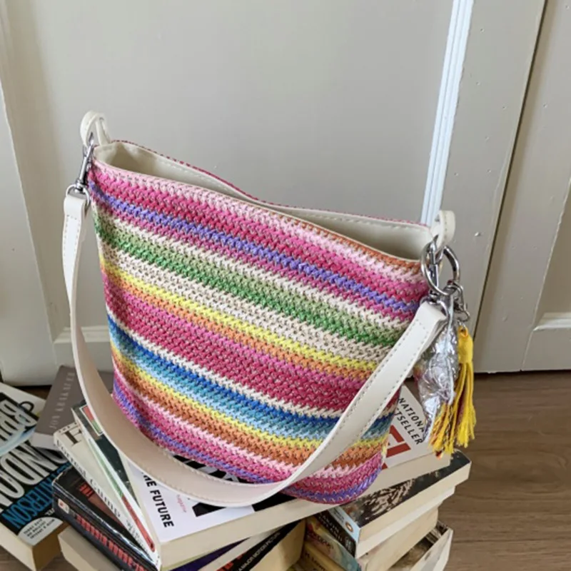 Borsa per cesto di verdure con tessitura arcobaleno in colore a contrasto 2025 Borsa a secchiello intrecciata in paglia colorata con una spalla nuova estate