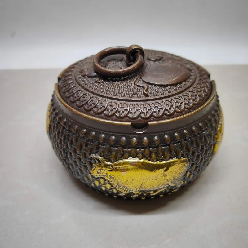 

Imitation Brass Five Ox Ashtray with Lid for Home Living Room Anti-Fly Ash High-End Office Chinese Style Creative Retro Ornament