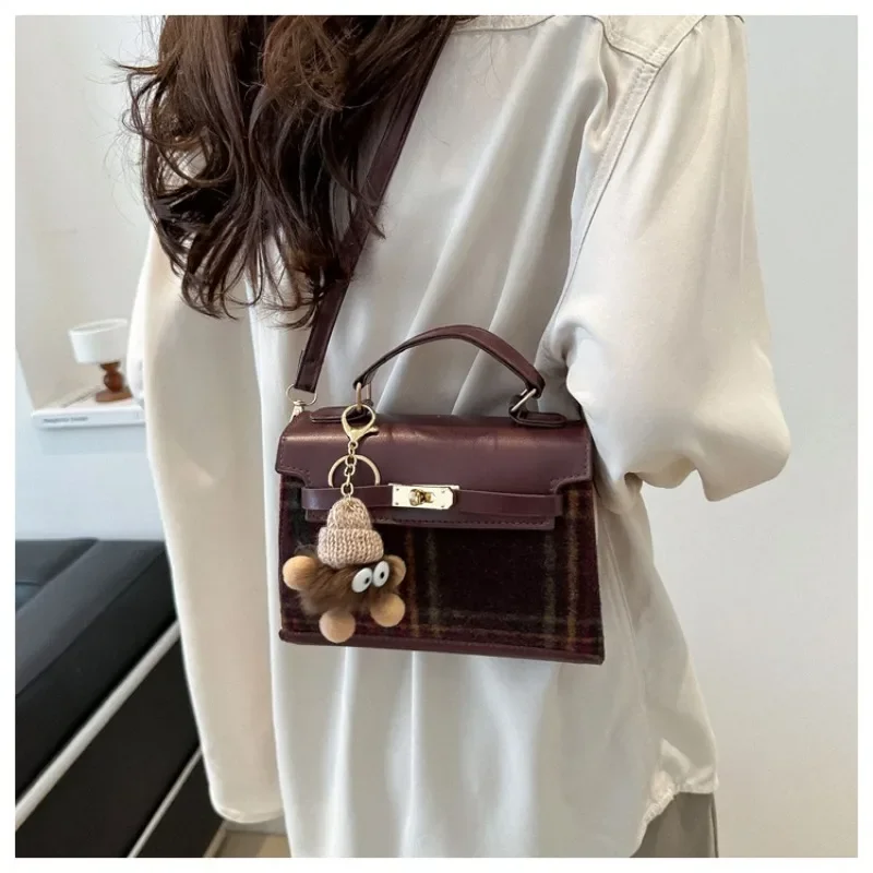 2024 Spring Popular New Crossbody Bag Korean Edition Instagram Women's Bag Fashion Maillard Academy Style Handbill Shoulder Bag