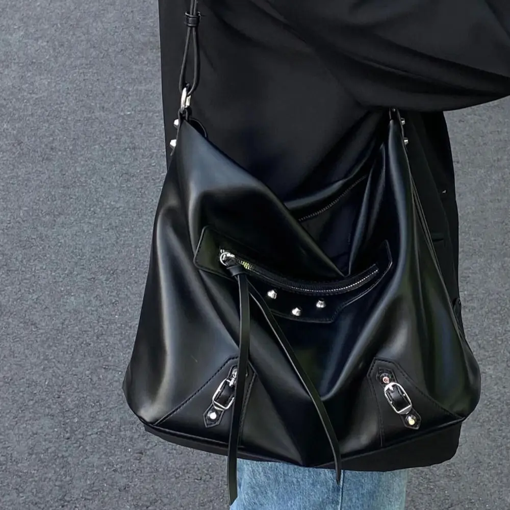 

Portable Large Capacity Rivet Locomotive Bag Punk Elegant PU Underarm Bag Handbag New Design Vintage Shoulder Bag Girls