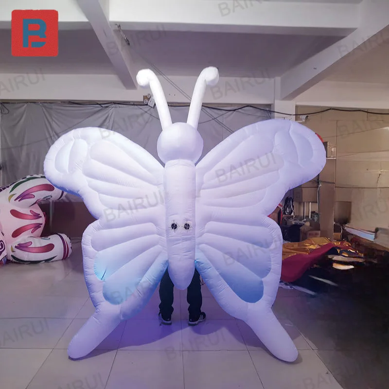 

Надувные бабочки, праздничный танцевальный парад, выступление в костюмах с надувными крыльями белых бабочек.