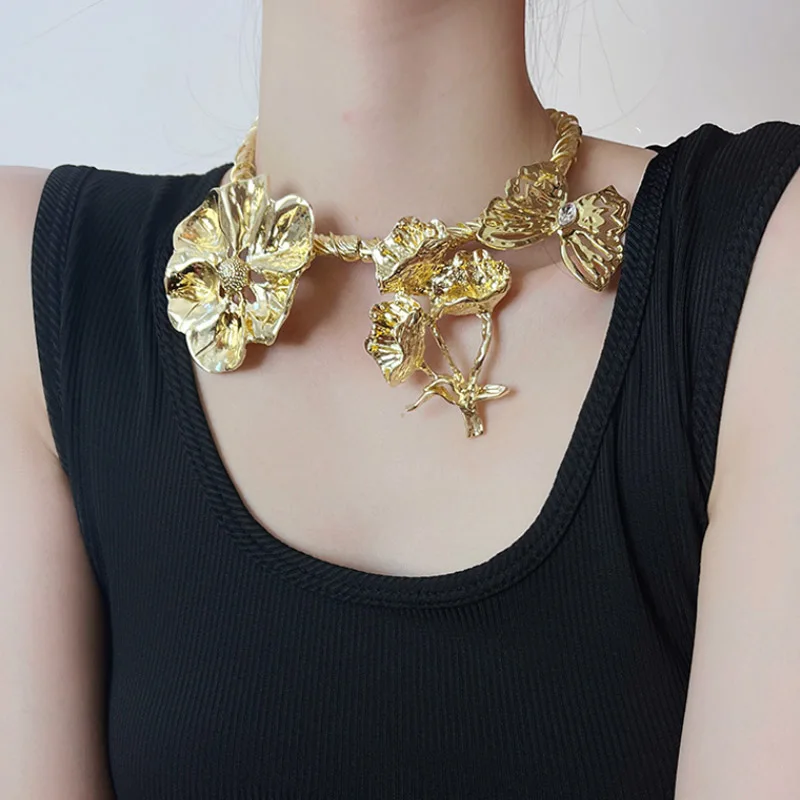 

European and American Fashion Flowers Titanium Luxury Palace Retro Exaggerated Necklace.