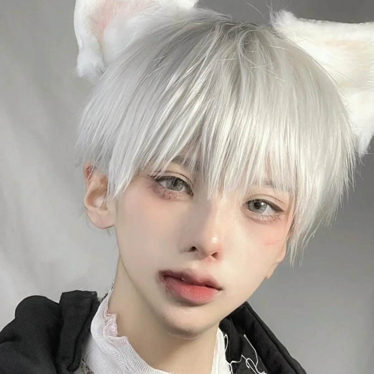 Witte korte haar volledige pruik voor mannen, Japanse Shota-stijl unisex hittebestendige cosplay pruik
