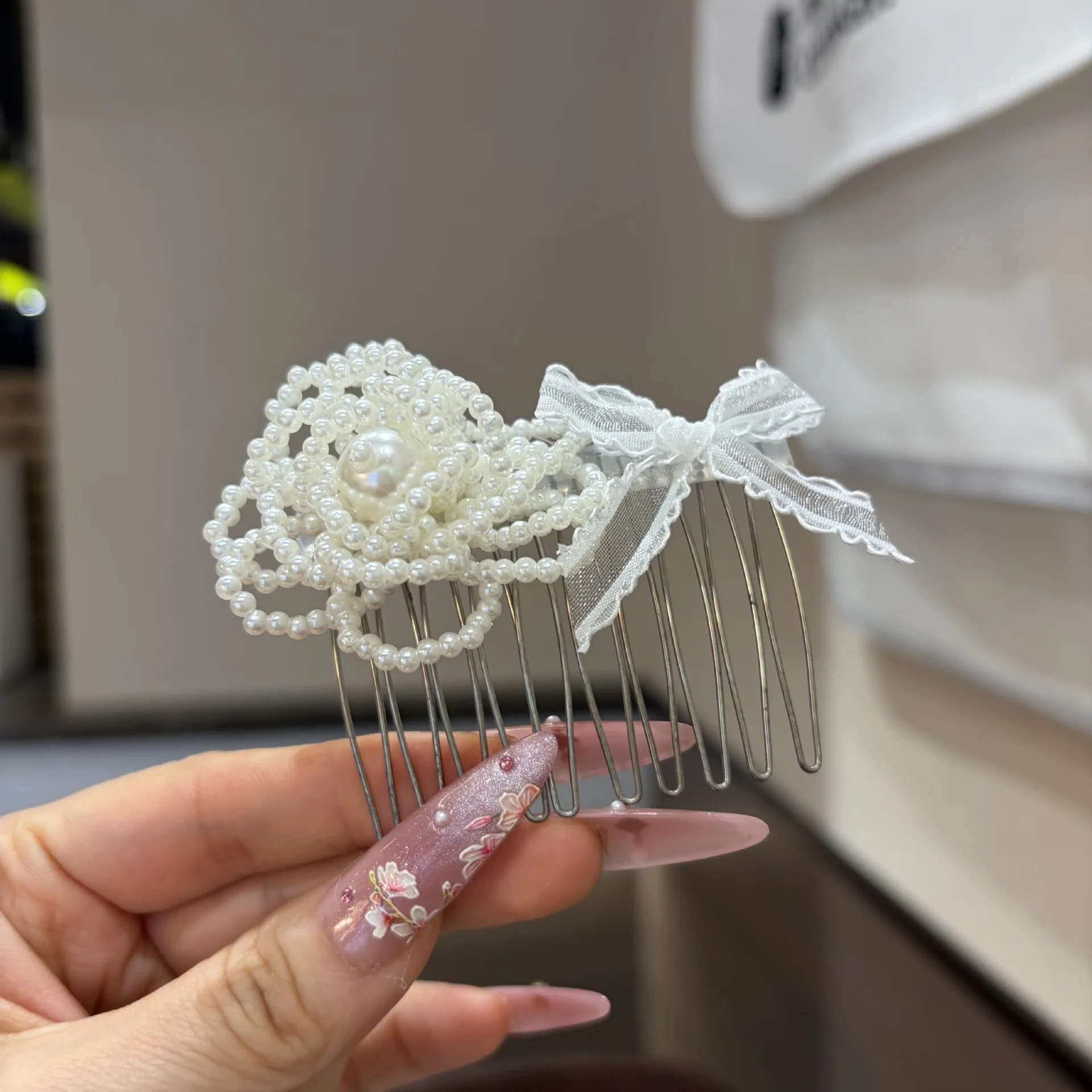 Fashionable floral pearl upside-down comb for women, high-end and versatile hair comb, new exquisite updo hair accessory view 3