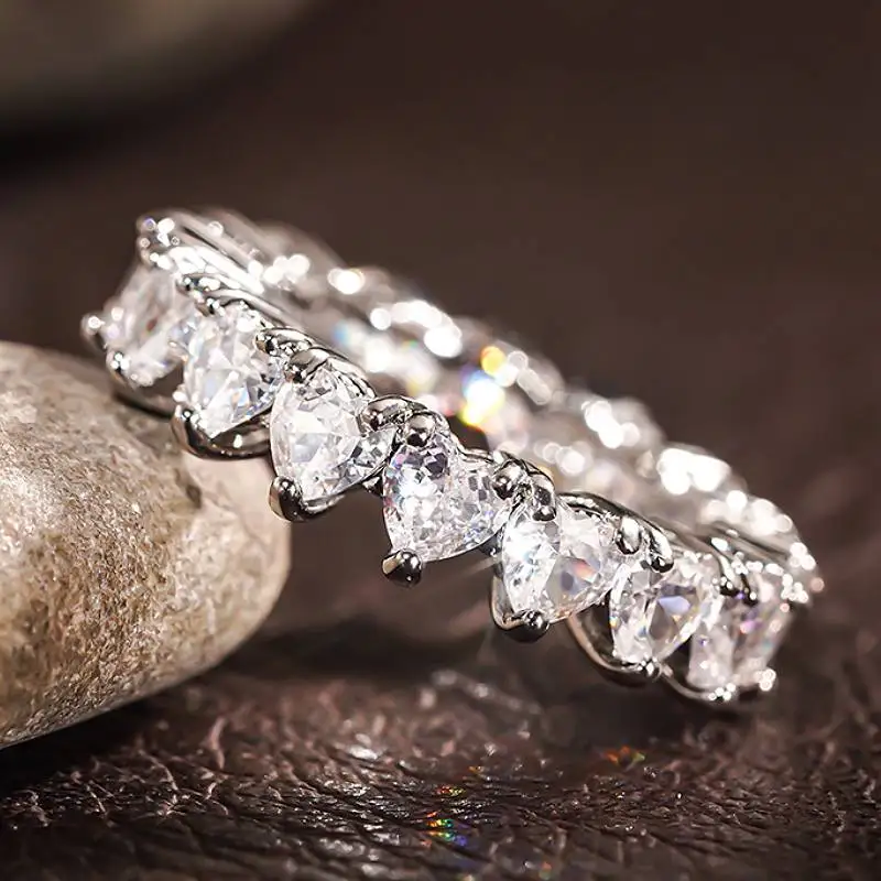 Huitan Bezaubernder Damenring mit eingelegtem, leuchtendem Herz, verbundenem CZ, elegant, romantisch, für Hochzeit, Verlobung, Damen-Accessoires, schickes Schmuckgeschenk