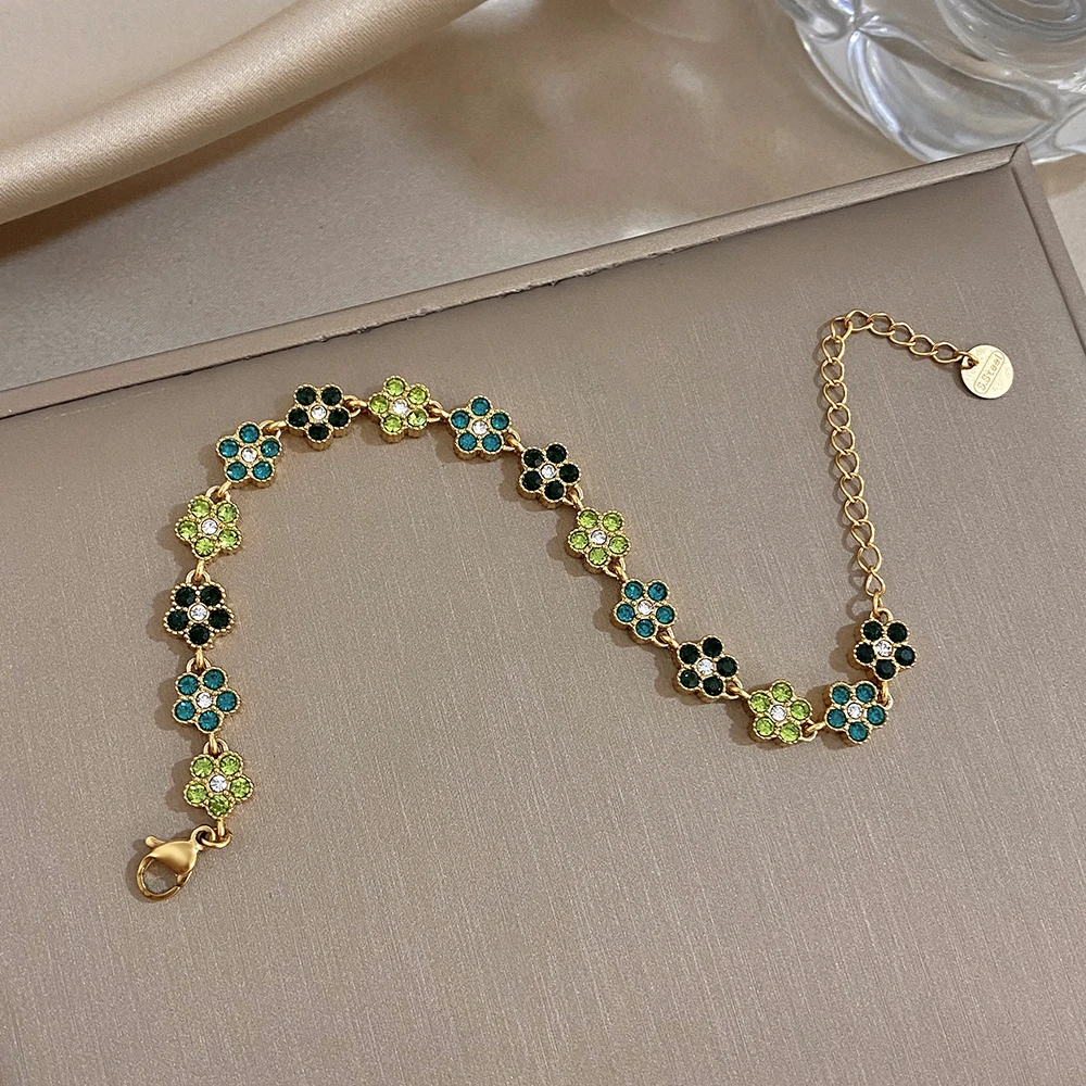 Modisches, vergoldetes, mehrfarbiges Edelstahl-Kleeblatt-Armband mit glänzendem Strass-Blumenanhänger, Gliederarmband, Schmuck für Damen – Detail 7