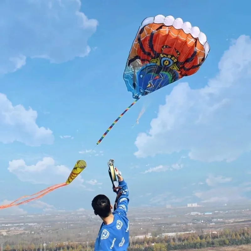 Gratis verzending zachte vliegeren voor volwassenen opblaasbare vliegers windzakken kite parachute vliegeren met string grote buitenspellen