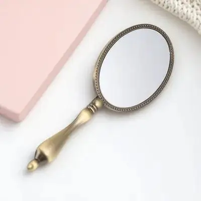 Retro handspiegel Vintage metalen handvat Compact formaat Reismake-upspiegels voor vrouwen Duurzame lichtgewicht draagbare schoonheidshulpmiddelen