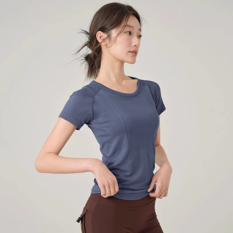 Pmwrun 2025 Primavera/Estate T-shirt sportiva da yoga a maniche corte da donna Nuovo abbigliamento da allenamento sottile Top da yoga ad asciugatura rapida senza cuciture