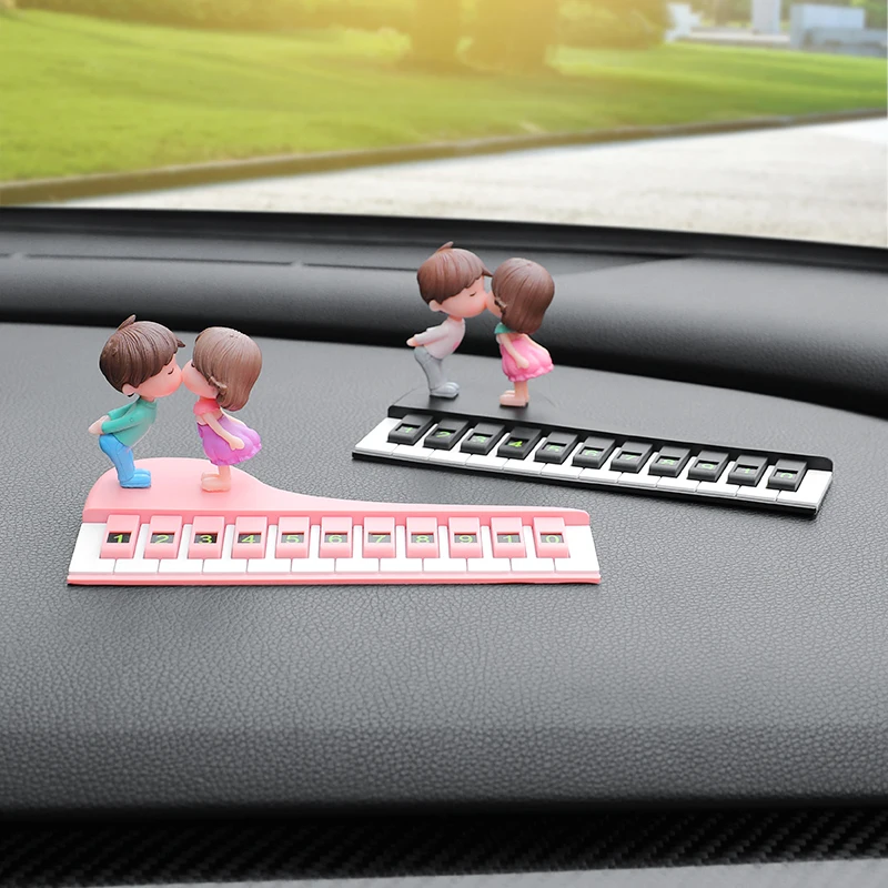 Cute temporary parking number plate, cartoon couple, mobile phone, moving license plate, car moving card, car decorations, piano