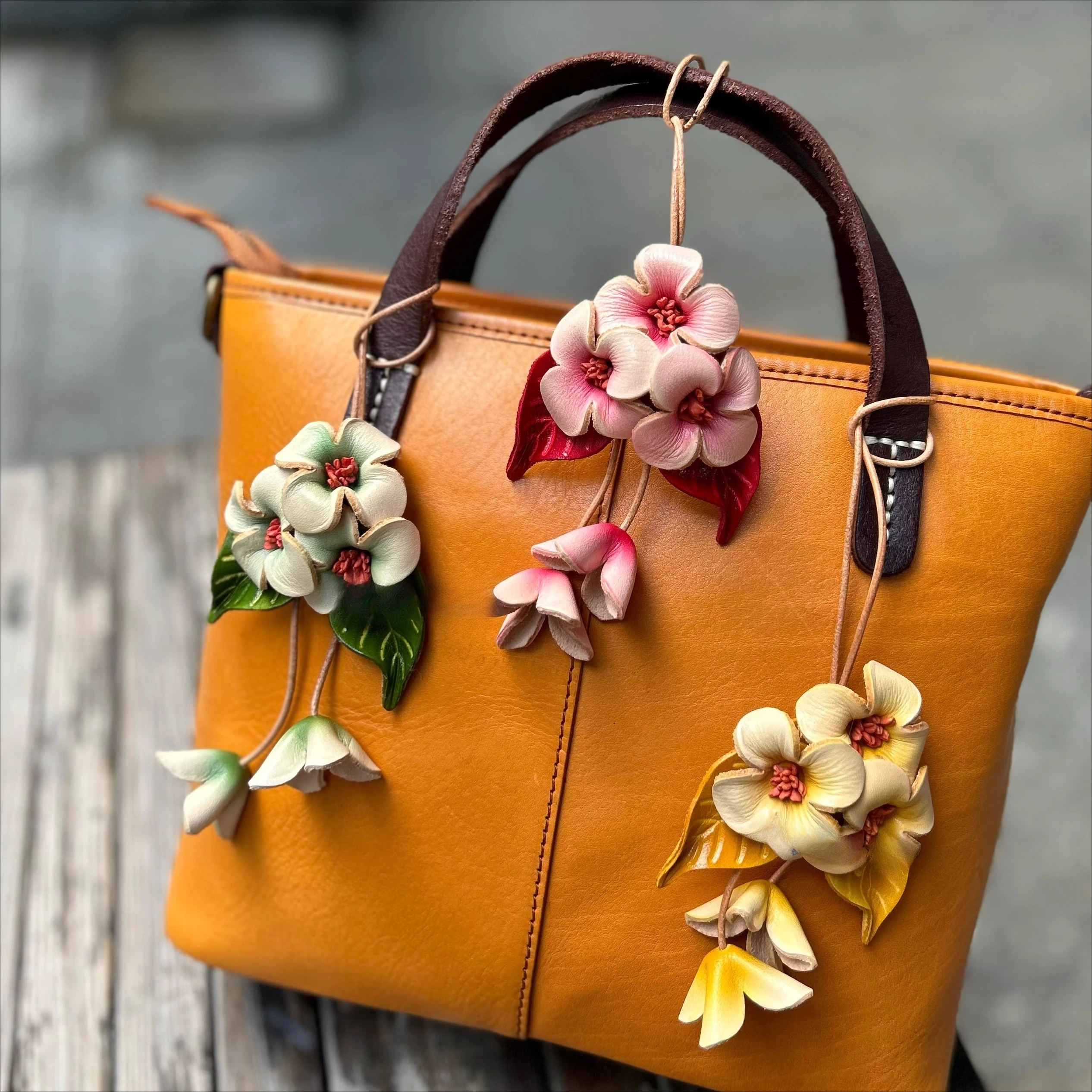 

The first layer of cowhide flowers, car ornaments, three-dimensional osmanthus bags,decorations, handmade national style flowers
