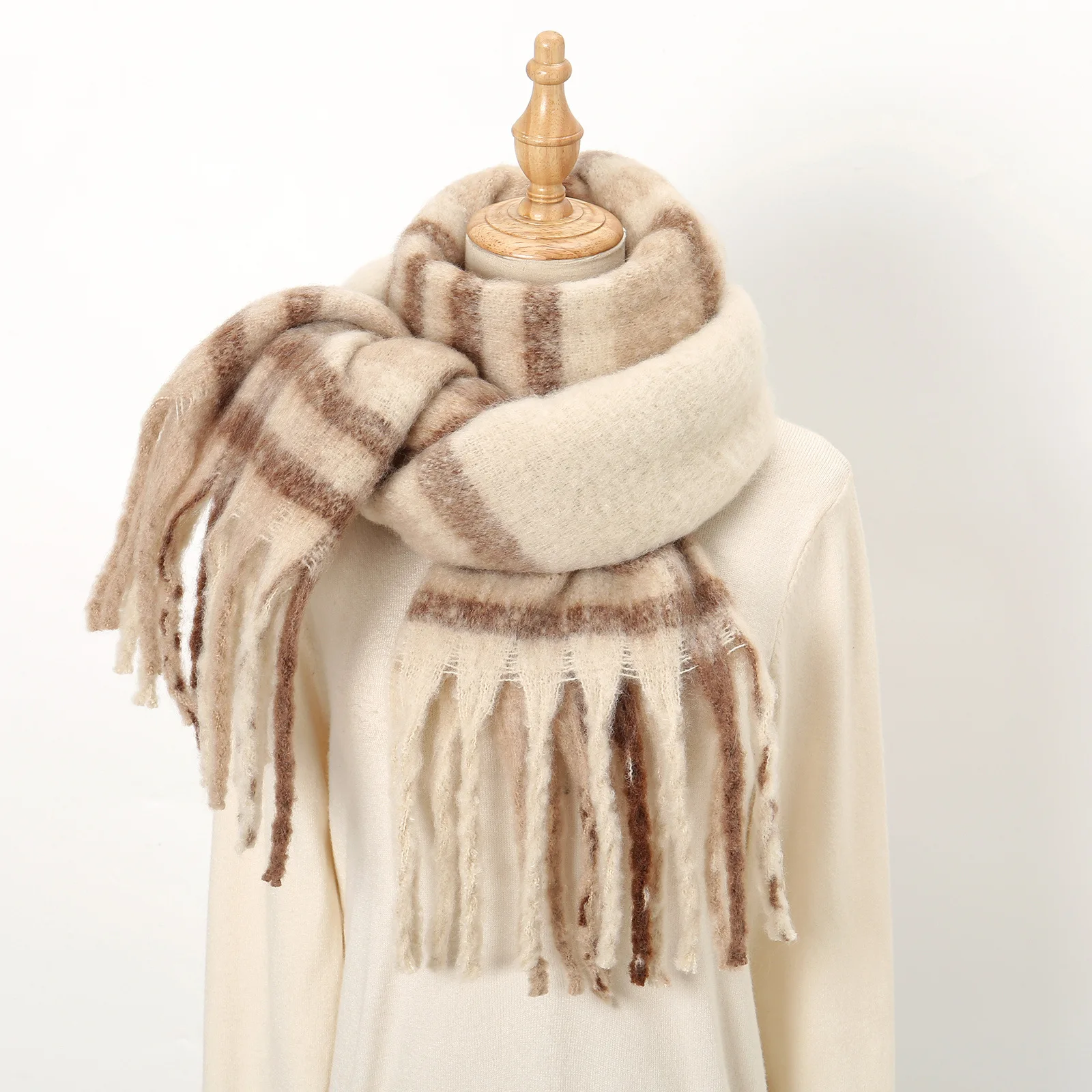 

Fashion Scarves Large Checkered Thick Scarf For Woman Winter Outdoor Windproof Warm Shawl Classic Tassels Fluffy Scarf