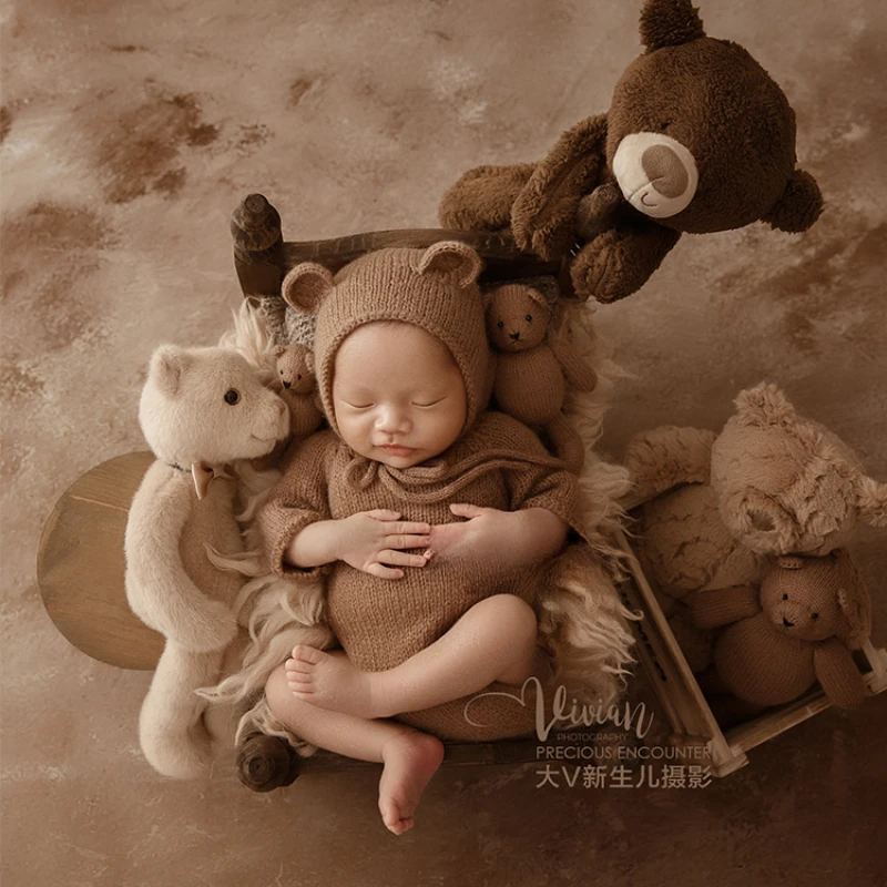 Newborn Photography Props Vintage Bears Outfit and Dolls Wooden Crib Side Table Decor Woll Blanket for Studio Photo Shoot Prop
