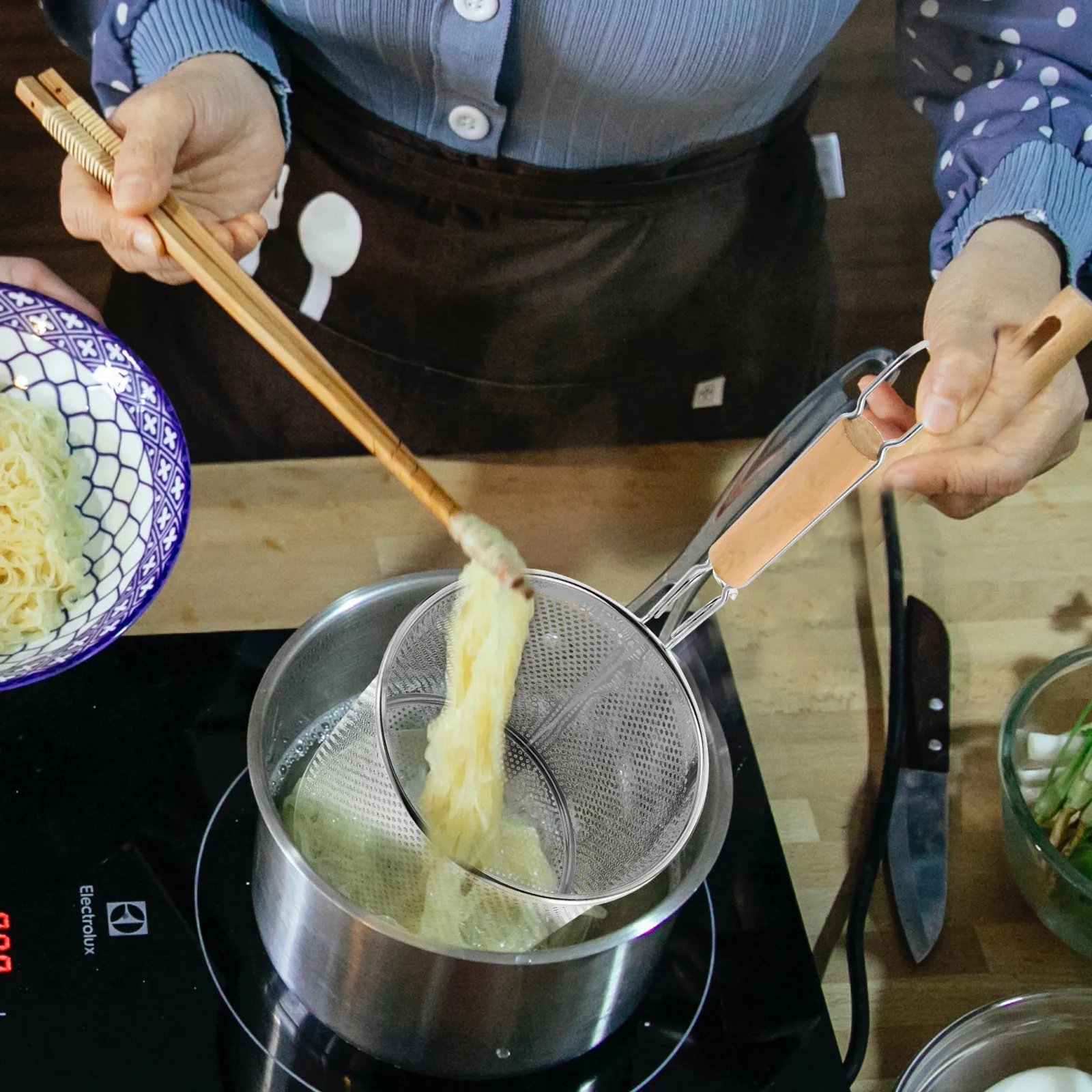 

Stainless Steel Noodle Strainer Spoon Food Grade Corrosion Resistant Mesh Colander Skimmer Kitchen Supplies Hanging Hole Wooden