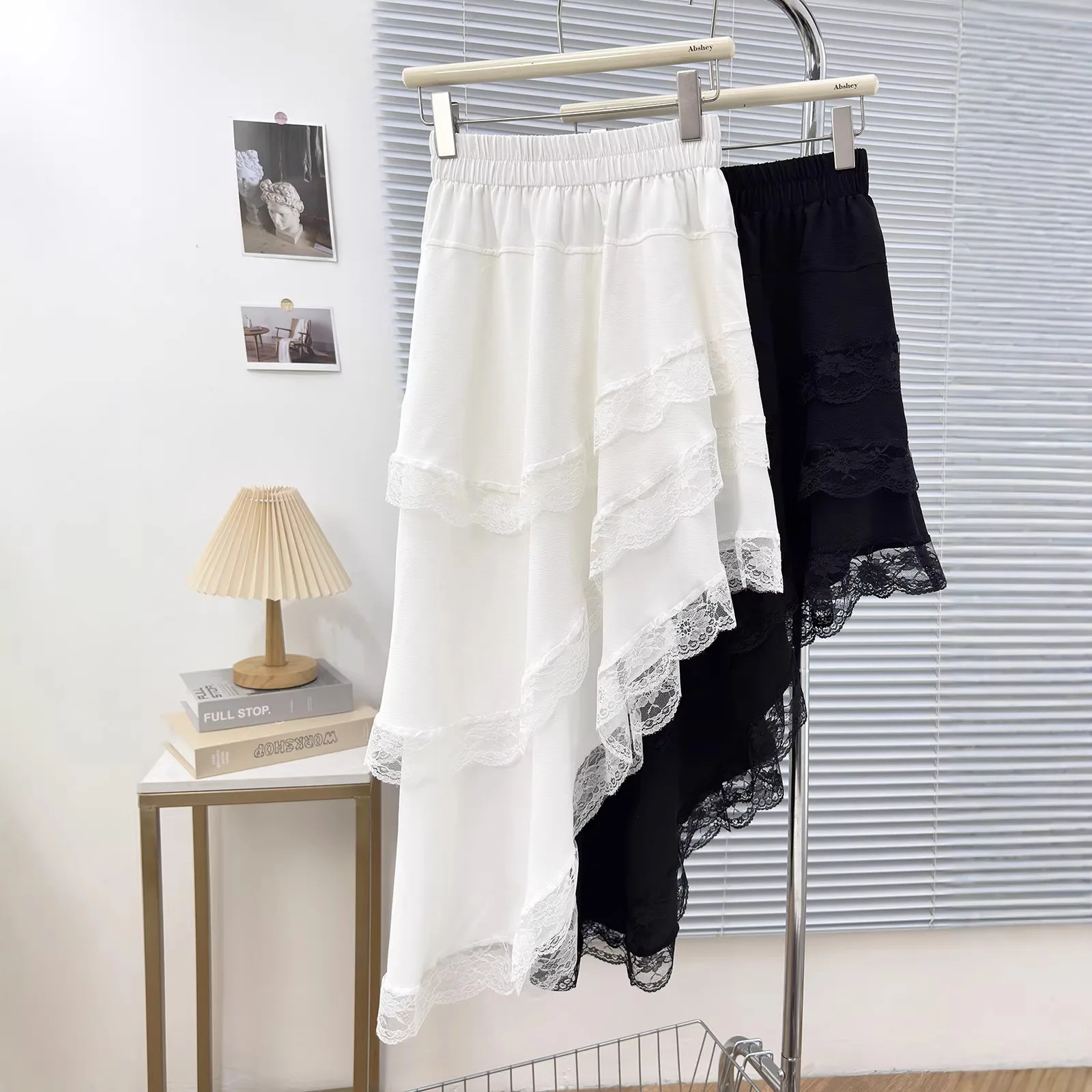 

Белая асимметричная кружевная юбка средней и длинной длины с эластичной талией для женщин