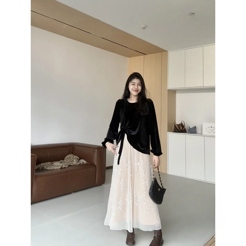 

Модный женский комплект из двух предметов: бархатный топ с вышивкой и юбка с эффектом скрытия живота, дизайн с воротником-стойкой и перламутровыми вставками