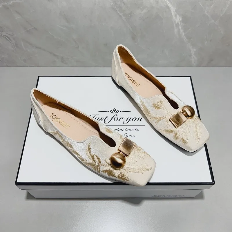 New autumn 2026 style traditional Chinese folk-style embroidered square-toe flat-bottom comfortable and versatile baby shoes