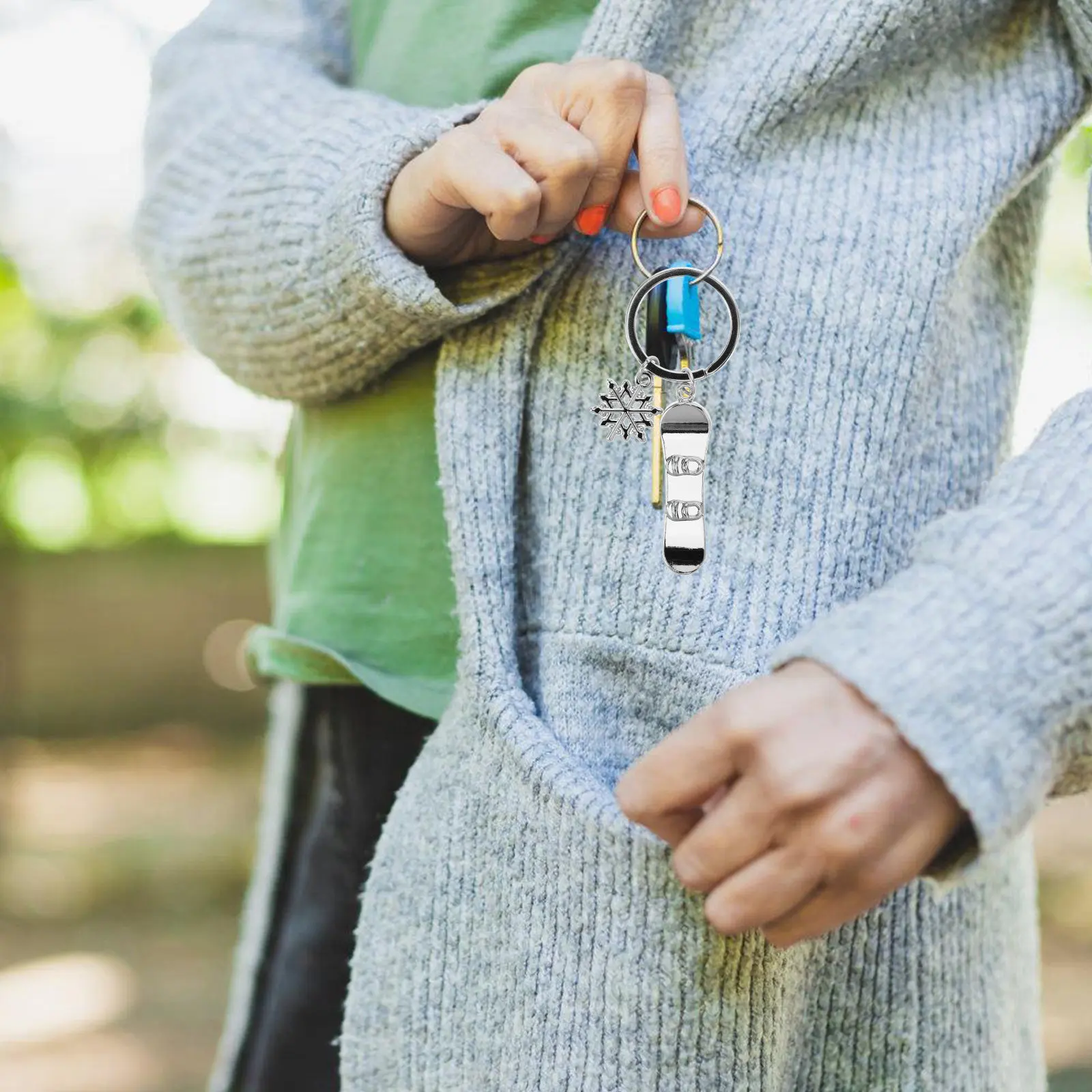 Snowboard Keychain Detailed Mini Simulation Snowboard Pendant Metal Keychain for Skiing Fans Winter Sports Lovers Backpack Bag