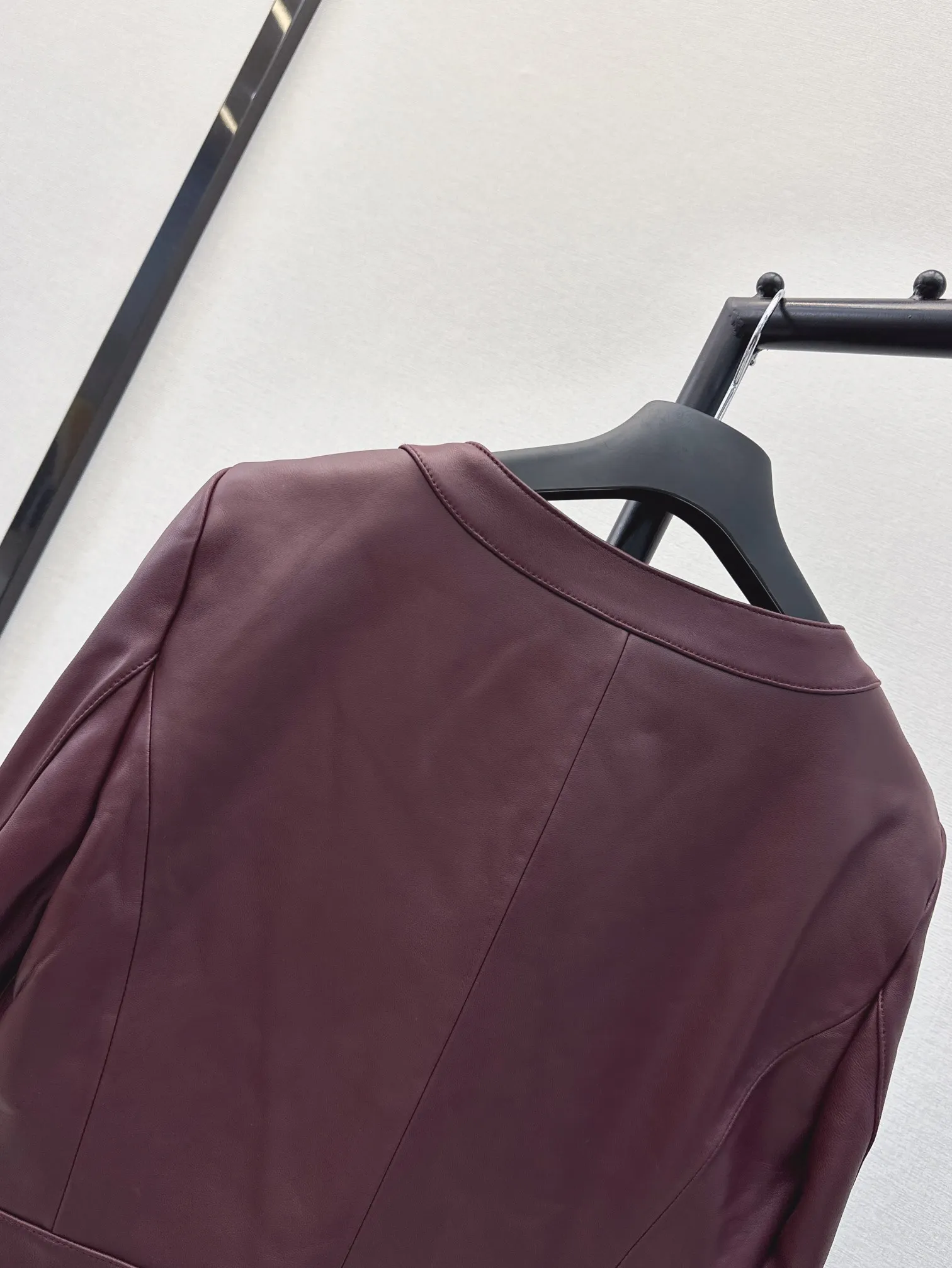 Chaqueta de cuero de diseño corto para mujer, chaqueta fina, elegante, suave y cómoda, verano, 2024