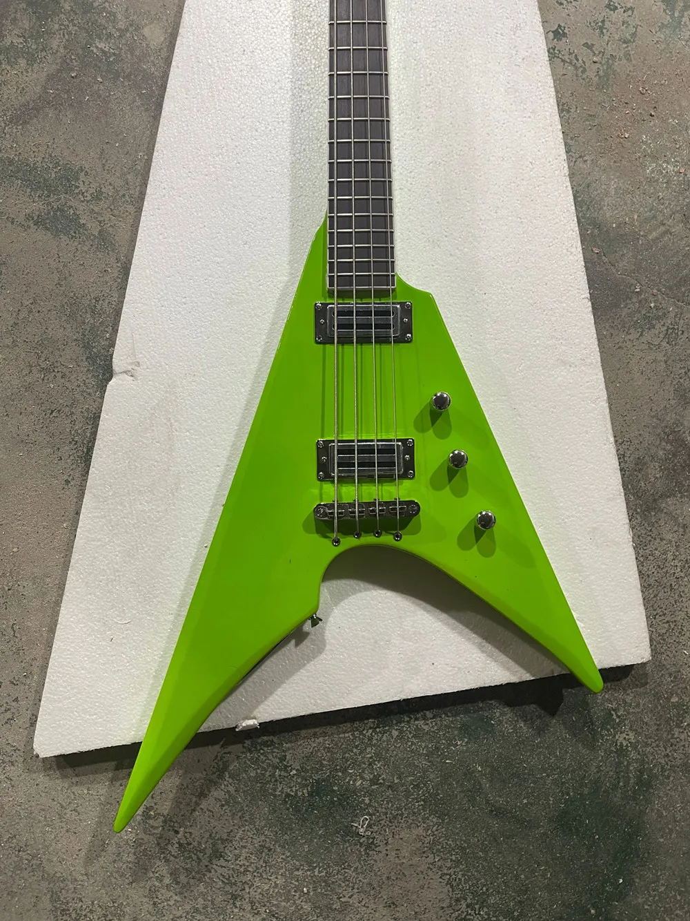 4 Strings Green Body Electric Bass Guitar with Rosewood Fretboard,Chrome Hardware,Provide customized services