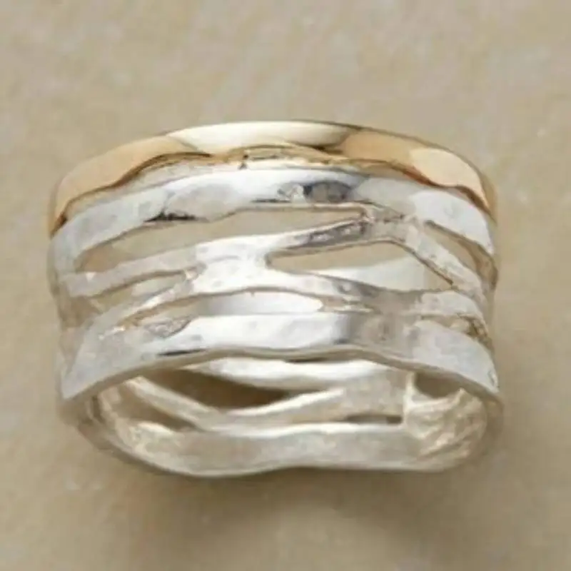 Huitan Zweifarbiger Damenring mit hohlem Texturdesign, vielseitiges Accessoire, besonderer, sanfter Metallschmuck für Hochzeiten und Partys, schlichter Stil