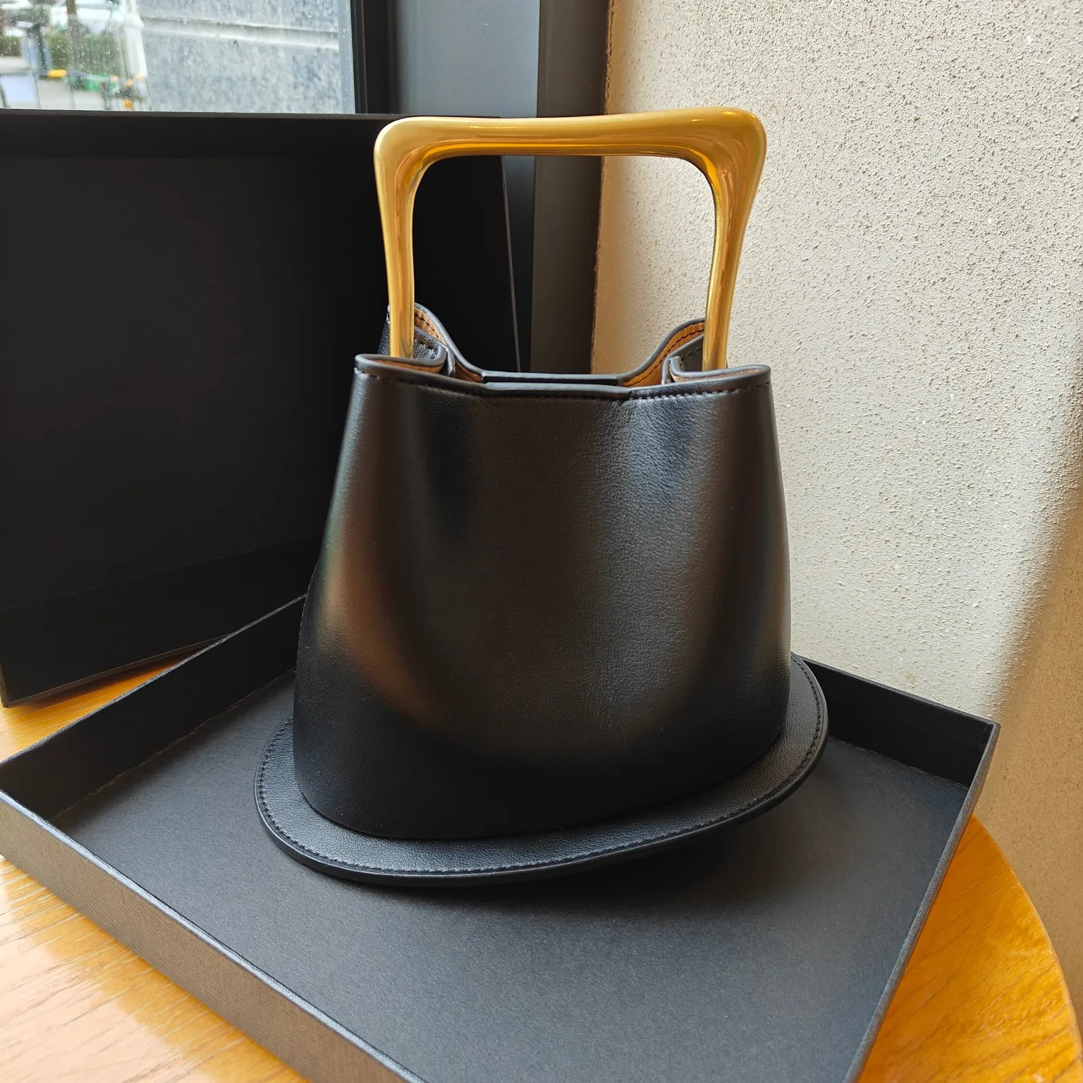 2025 نموذج جديد الراقية الملمس الرجعية جلد طبيعي مقبض خشبي دلو حقيبة غير النظامية مصمم حقيبة فخمة