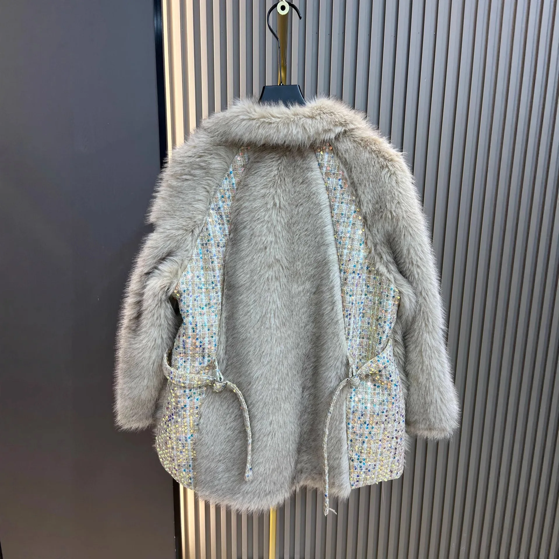 2025 شتاء جديد دعوى طوق فو الفراء المرقعة معطف سميكة منتصف طول معطف دافئ للنساء التنقل نمط الشتاء سترة