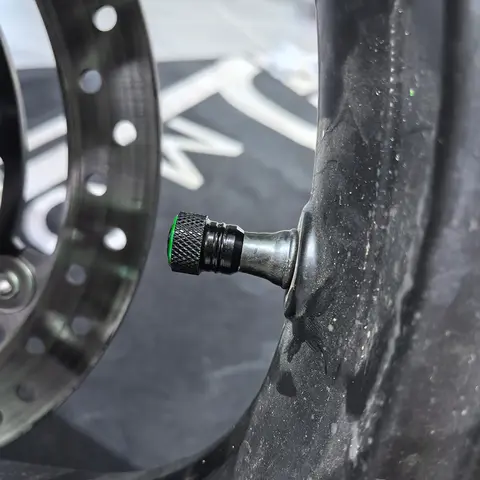 Nytt för Bajaj Dominar 400 250 Dominar400 Dominar250 2018-2024 2025 Aluminium motorcykeltillbehör däckventilhattar pluggskydd 10 best sales dominar400 - №1