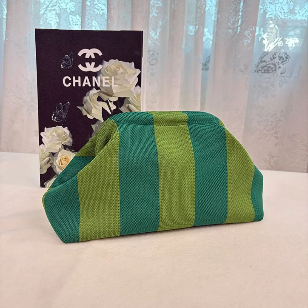 Europäische und amerikanische trendige, heiß begehrte Damen-Kosmetiktasche mit Streifenmuster, Stricktasche, Mädchen-Strandtasche im Wolken-Design – Detail 10