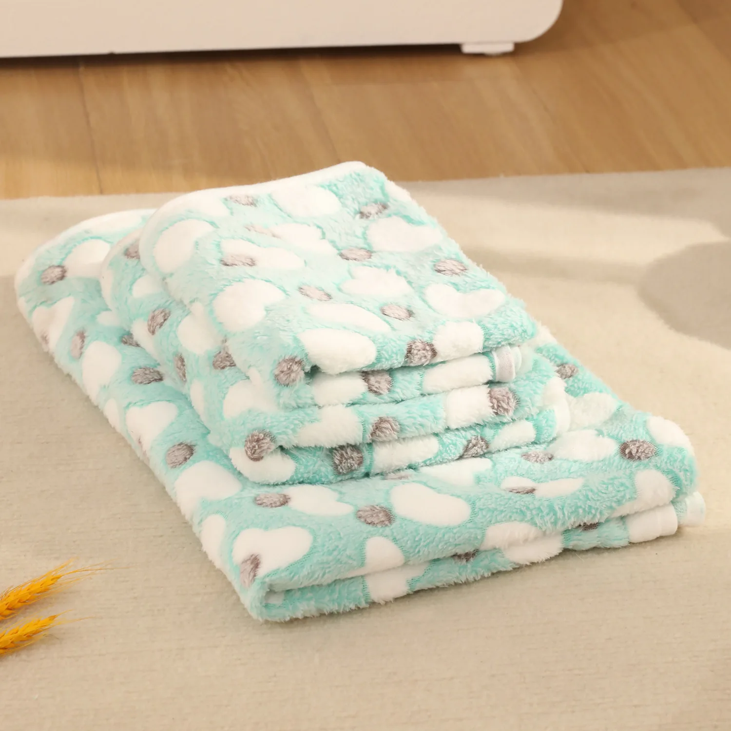 Plush & Warm Pet Winter Bed Mat, Super Soft Dog Cat Sleeping Pad for Indoor Use, Cozy Thick Fleece Blanket for Cold Weather