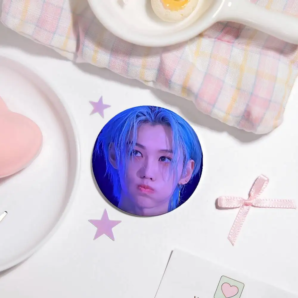 الكورية الذكور المعبود F-FelixS شارات زر PinsBrooch الإبداعية مضحك يقتبس شارة الملابس على ظهره مجوهرات هدية للأطفال الأصدقاء