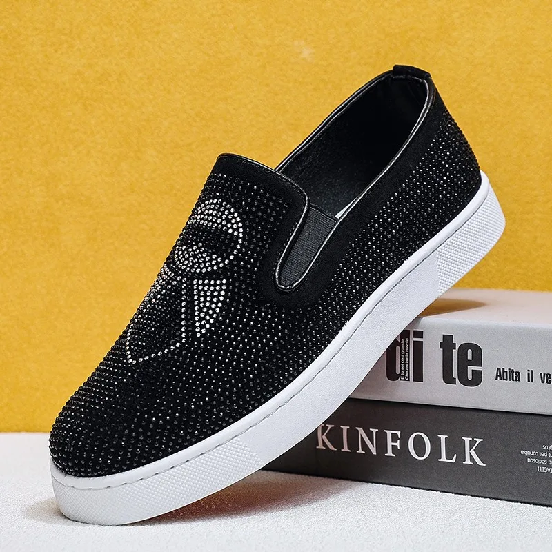 أحذية مصممة كريستالية للرجال بدون كعب أحذية أنيقة من حجر الراين الأسود للرجال أحذية بدون كعب كاجوال فاخرة سهلة الارتداء