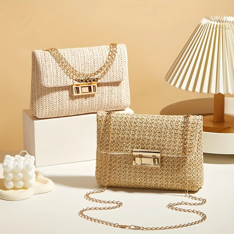 [حقيبة كروس من القش] حقيبة كروس نسائية خفيفة الوزن من قش كاكي/بيج |   حزام سلسلة ذهبي اللون وإغلاق رفرف
