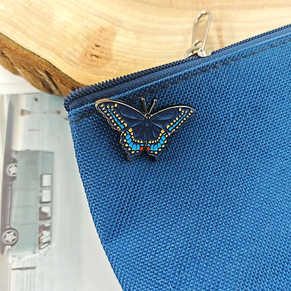 Schwarze Schwalbenschwanz-Schmetterlingsbrosche, Nachbildung eines Insekts, Emaille-Anstecker, originelles Schmetterlings-Design, kreativer Anstecker in Tierform, Geschenk. – Detail 7