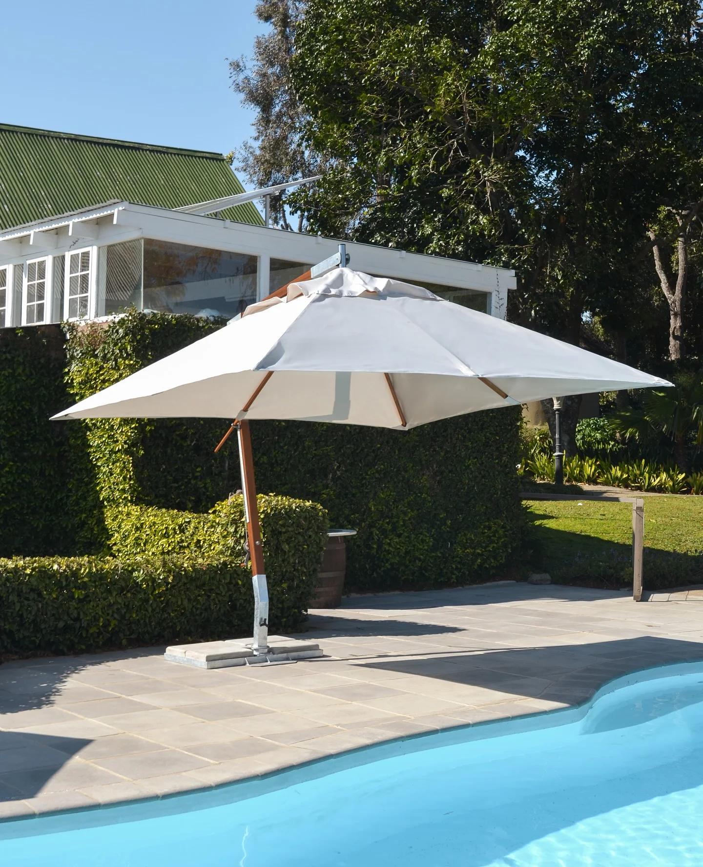 

Large High Quality Cantilever Umbrella Heavy Duty Umbrella Frame Outdoor Sunshade Rotatable Umbrella