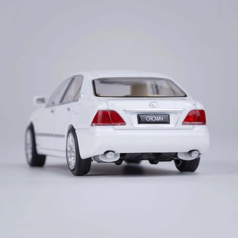 1/64 TOYOTA Crown Gen 12th 2007 Sedan Miniature Model JKM 1:64 Premium Toy Car Vehicle Free Wheels Diecast Alloy Collection Gift