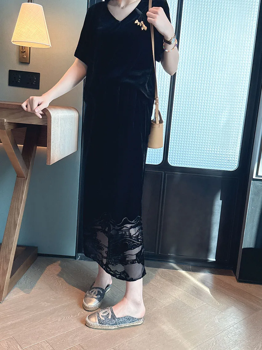 

Комплект из шелкового бархата с вырезами и принтом в виде обожженных цветов: футболка с коротким рукавом и V-образным вырезом, длинные брюки. Модный женский наряд.