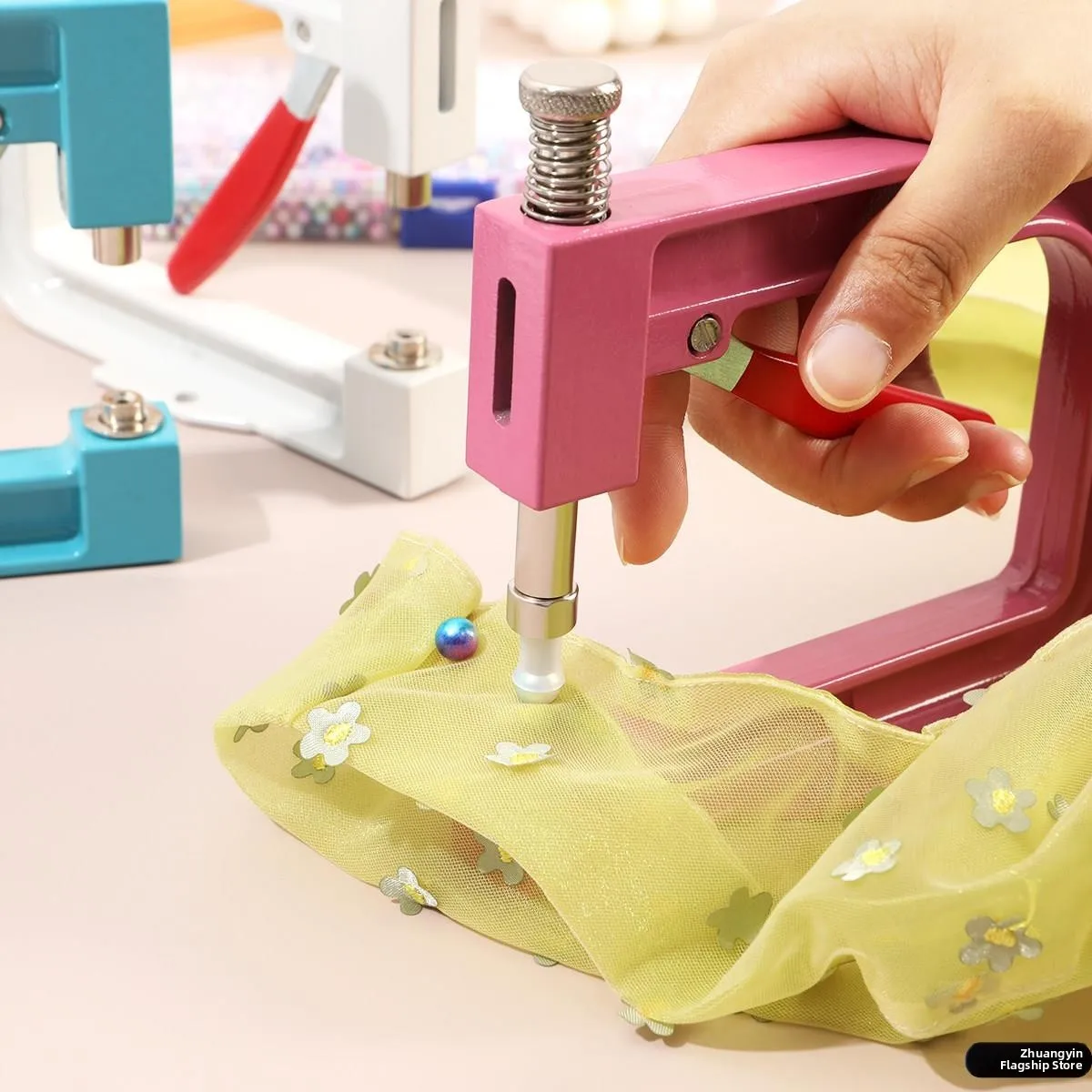 

Ручной пресс для бисера, универсальный инструмент для пришивания круглых жемчужных заклепок с четырьмя зубцами, для рукоделия, изготовления украшений, шитья и работы с тканью