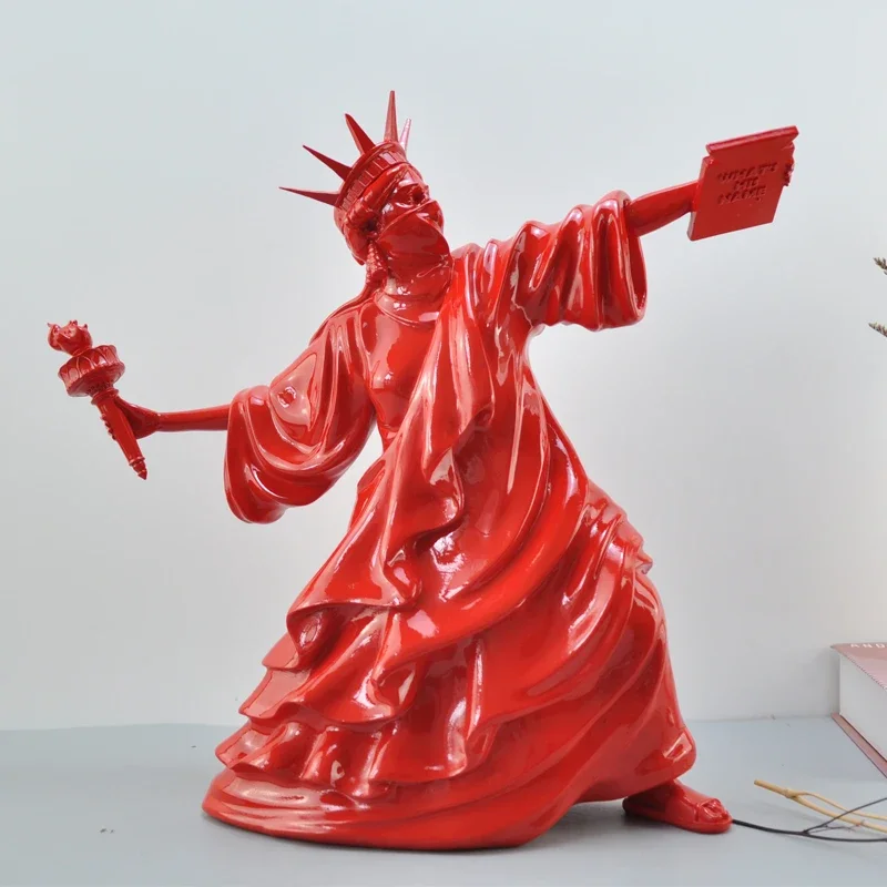 Nordic Modern Art Decoration Figurine SculptureStatue Of Liberty Throwing TorchHome Decor ResinFigurine Miniature Christmas Gift