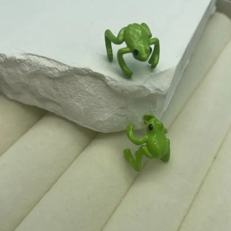 ZAKOL 2pcs Fashion Creative Cute Frog Ear Cuff Clip for Women Girls Fashion Green Insect Non-pierced Earrings Accessories Gift image 3