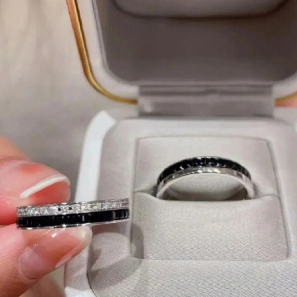 

Модные ювелирные изделия 2025 года с бриллиантами - кольцо с шипами, повышает темперамент, сияет легкой роскошью, в сочетании с женскими аксессуарами