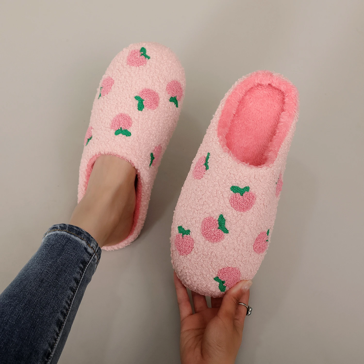 A Pair of Girly Pink Peach Embroidered Fruit Pattern Plush Home Soft-Soled Comfortable Furry Slippers Cute Warm Non-Slip Indoor Slippers for Men and Women Can Wear Lightweight Silent Comfortable Shoes, the First Choice for Gifts