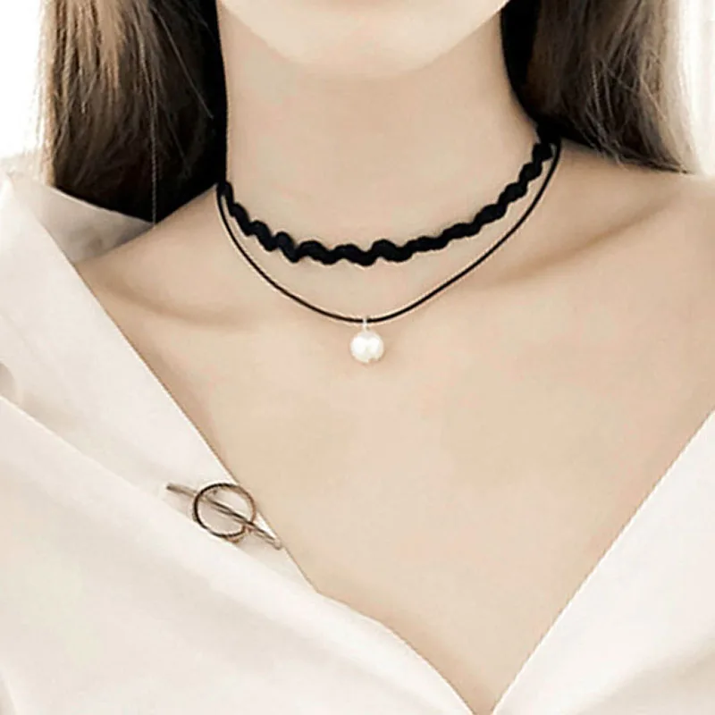 Yienate - Collana girocollo in velluto nero, con ciondolo a forma di piuma, per donne e ragazze, colore: argento