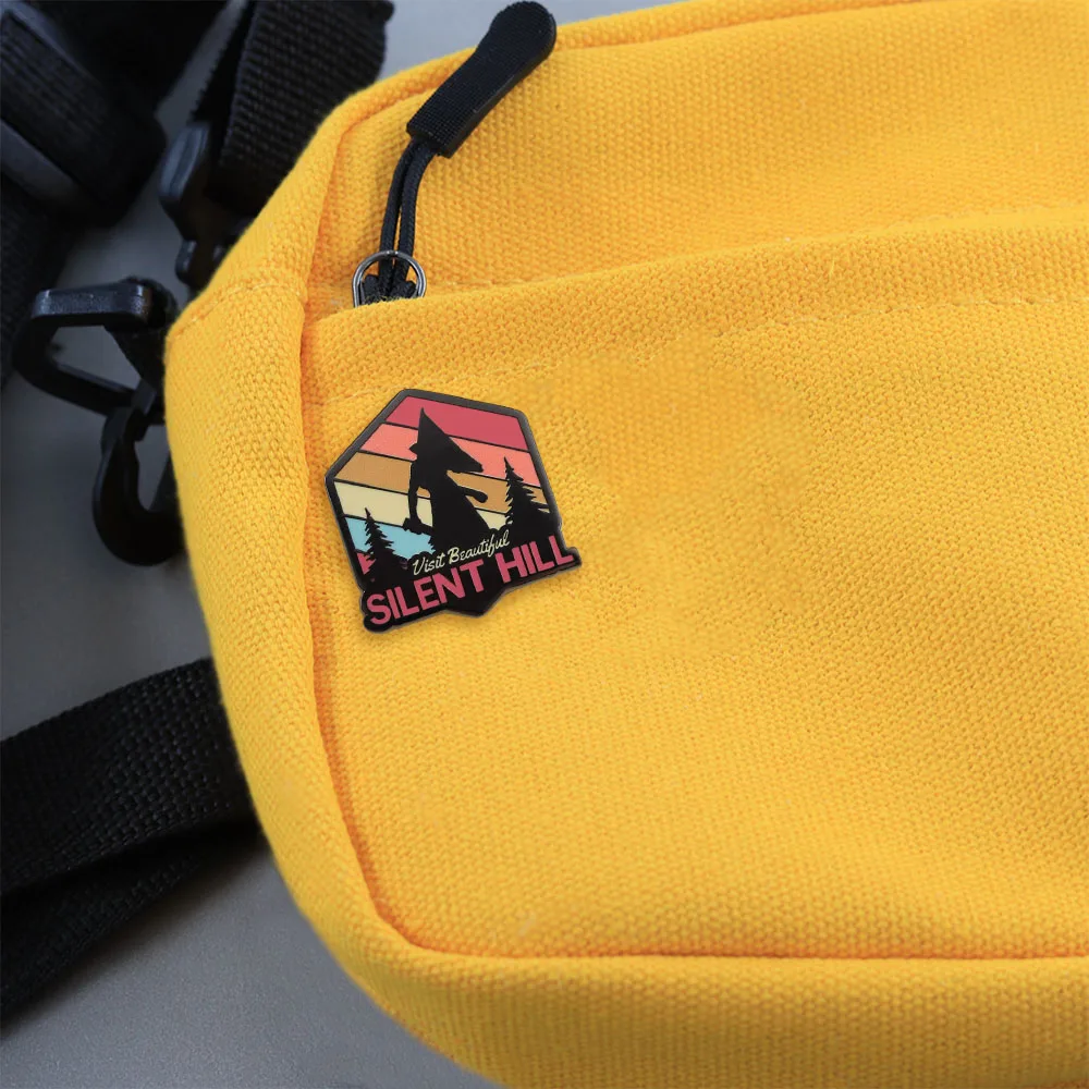 Pyramid Head besucht Beautiful Silent Hill Emaille-Pin Horror-Spiel-Brosche Retro-Sonnenuntergang-Abzeichen Rucksack-Accessoire Fan-Halloween-Geschenk – Detail 11