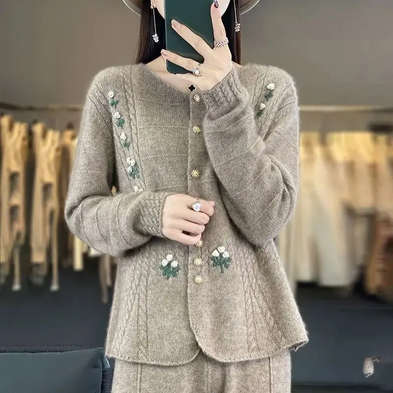 Autumn and Winter New Cardigan Round Neck Color Blocked Heavy Embroidery Hook Flower Sweater Korean Version Loose Knit Jacket