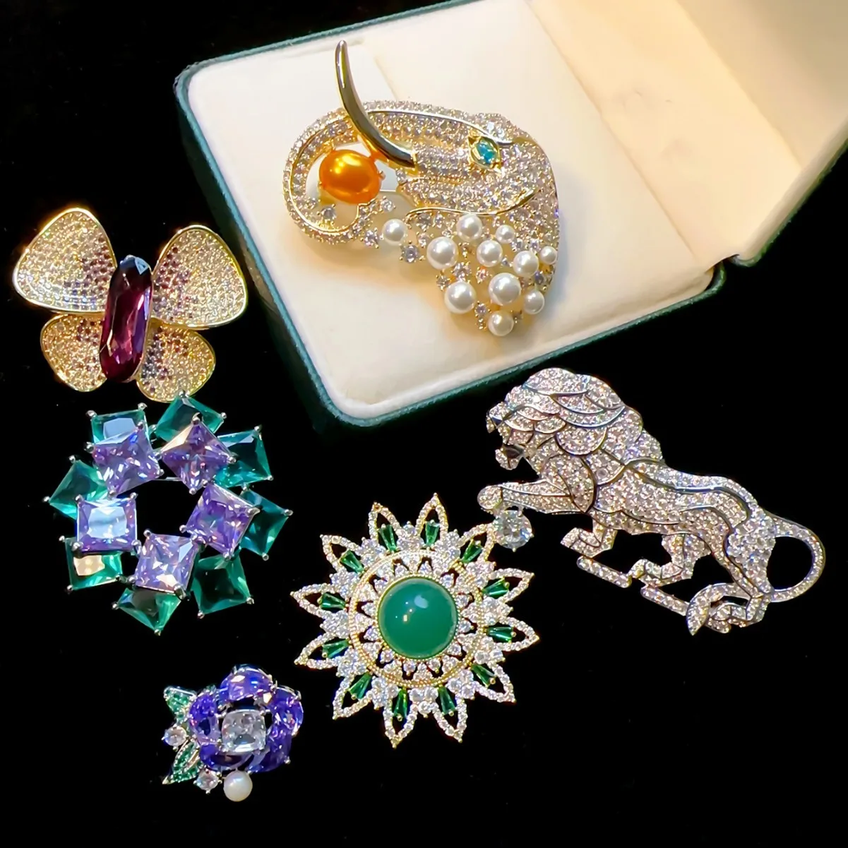 

Stylish Purple Butterfly Emerald Snowflake Brooches Zircon Elephant Lions Pin Natural Pearl Corsage Sweater Jacket Accessories